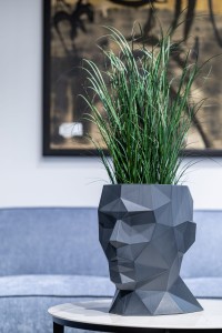 Nowoczesna donica Monumo głowa Adonis antracyt  z wewnętrzną półką H:40