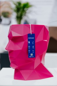 Nowoczesna donica Monumo głowa Adonis różowa telemagenta z wewnętrzną półką H:40