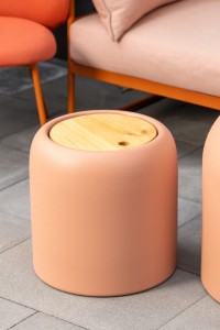 Okrągły stolik brzoskwiniowy Peach Fuzz 39h z drewnianym blatem Monumo Ambienti + schowek