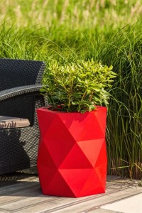 Geometryczna designerska donica Monumo Modena czerwona z wewnętrzną półkąH:54