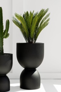 Donica Kielich ogrodowa 65 cm czarna z wewnętrzną półką Monumo