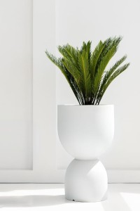 Donica Kielich 65 cm do ogrodu biała z wewnętrzną półką Monumo