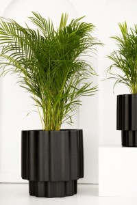 Donica do ogrodu Ribbo 55 cm czarna Monumo z wewnętrzną półką