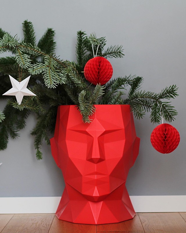 Dekoracyjna donica głowa 40 cm czerwona | Adonis z półką | Monumo