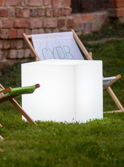 Podświetlana lampa LED ogrodowa na taras kostka 50 × 50 cm – barwa neutralna | Kubik light | Monumo