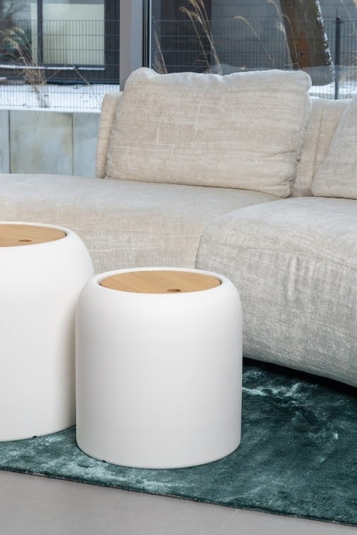 Biały okrągły stolik 39h z drewnianym blatem Monumo Ambienti + schowek  