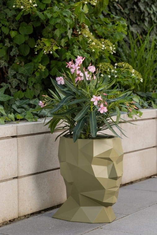 Dekoracyjna donica głowa 40 cm oliwkowa | Adonis z półką | Monumo