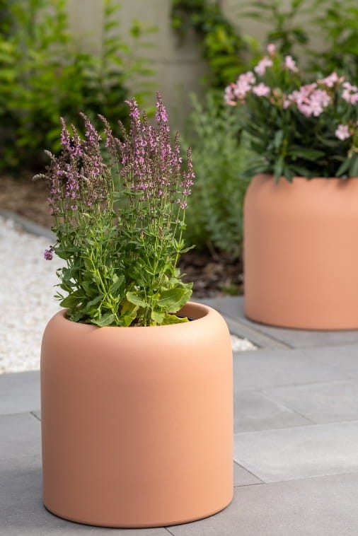 Donica okrągła na taras Ambienti 39 cm z wkładem brzoskwiniowa | Monumo