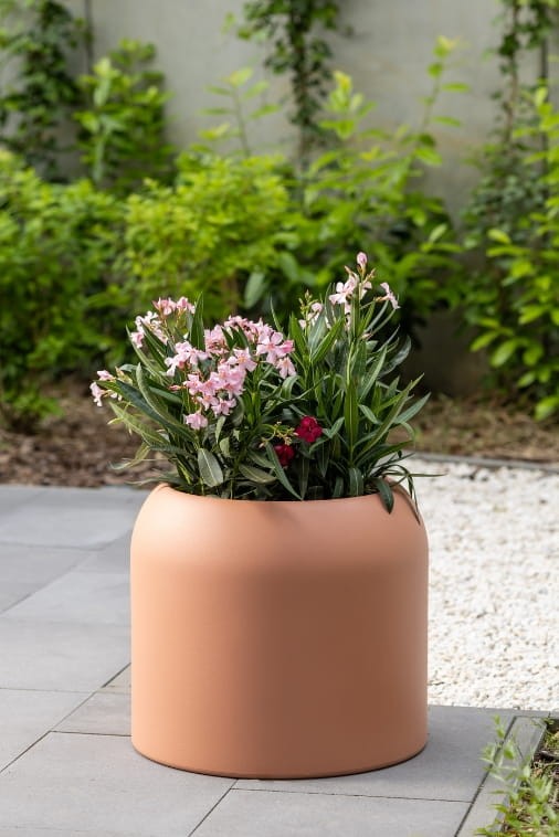 Duża donica okrągła na taras Ambienti 46 cm brzoskwiniowa pełna | Monumo