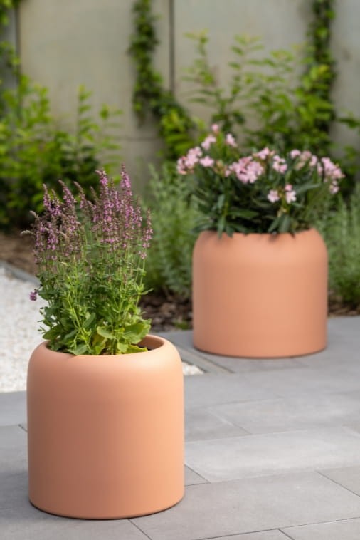 Zestaw okrągłych donic ogrodowych 39 i 46 cm brzoskwiniowych | Ambienti pełna | Monumo