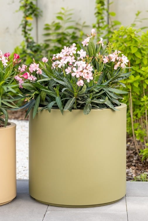 Duża donica okrągła na taras Cavo 50 cm oliwkowa pełna | Monumo