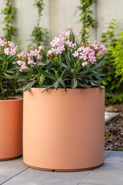 Duża donica okrągła na taras Cavo 50 cm brzoskwiniowa pełna | Monumo