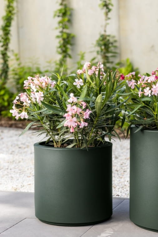 Donica okrągła na taras Cavo 40 cm z wkładem butelkowa zieleń | Monumo