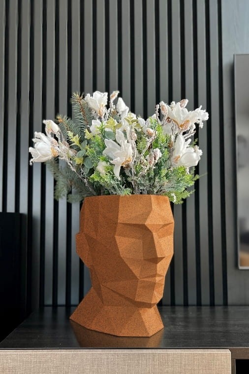 Dekoracyjna donica głowa 40 cm efekt rdzy | Adonis z półką | Monumo