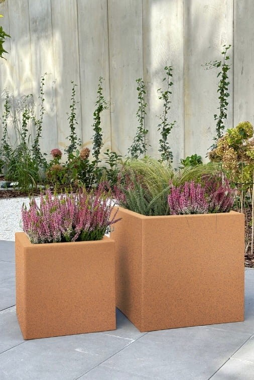 Zestaw 2 nowoczesnych donic kwadratowych 40 i 50 cm w efekcie rdzy | Pixel Pot z półką | Monumo