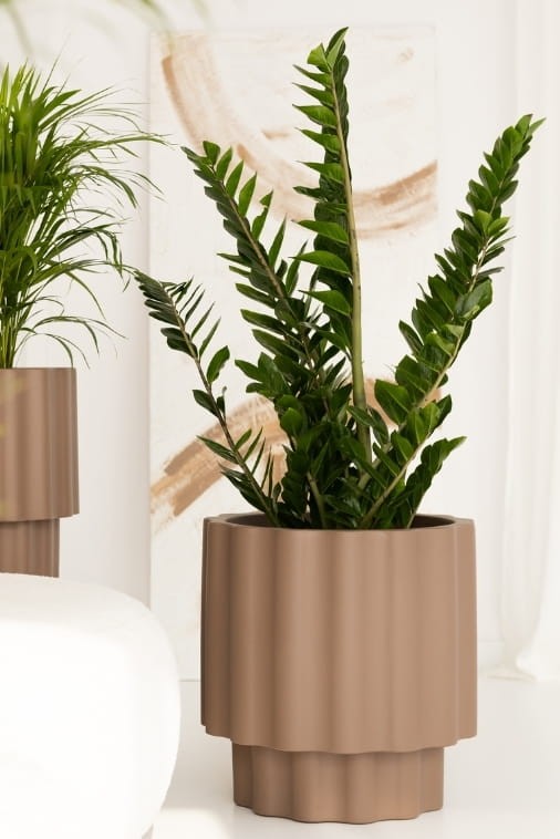 Donica ryflowana ogrodowa 55 cm mokka | Ribbo z półką | Monumo