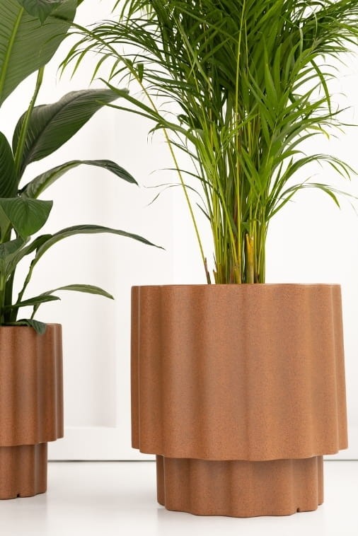 Donica ryflowana ogrodowa 55 cm efekt stalowej rdzy | Ribbo z półką | Monumo