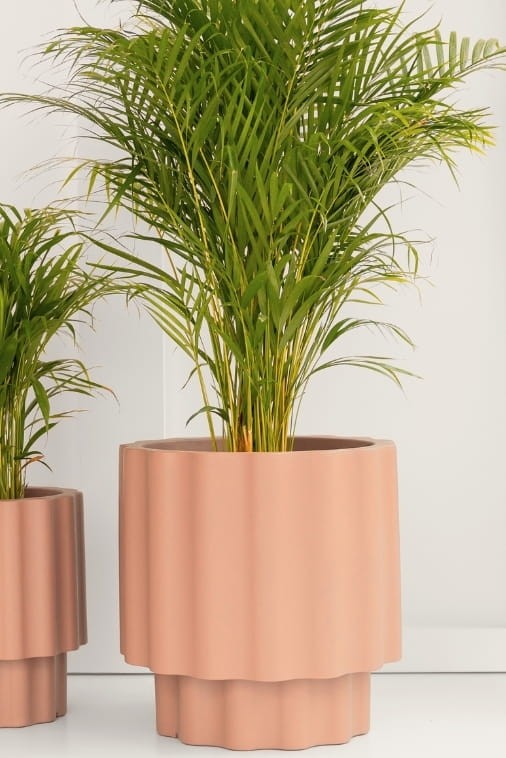 Donica ryflowana ogrodowa 55 cm brzoskwiniowa | Ribbo z półką | Monumo