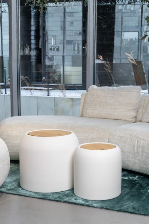 Zestaw białych okrągłych stolików Monumo Ambienti z drewnianym blatem 