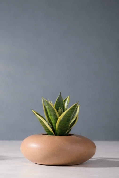 Donica ogrodowa kamień 57 cm mokka | Stoner S z półką | Monumo