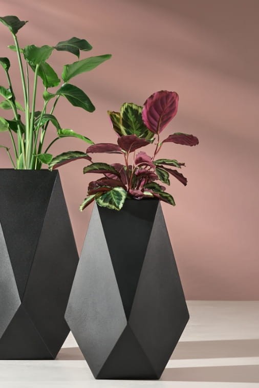 Donica ogrodowa nowoczesna 70 cm czarna | Volcano z półką | Monumo