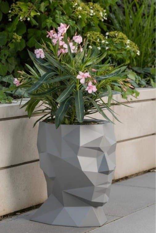 Dekoracyjna donica głowa 40 cm szara | Adonis z półką | Monumo