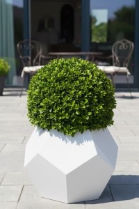 Donica geometryczna ogrodowa 53 cm biała | Alma z półką | Monumo