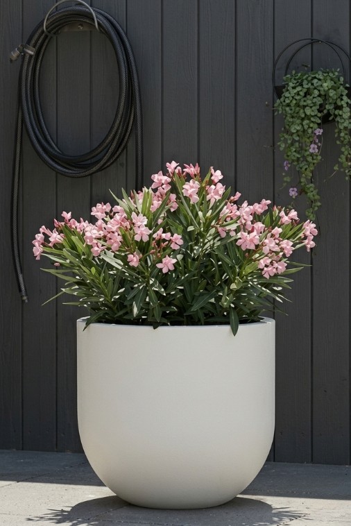 Duża donica okrągła na taras Primo 50 cm biała z wkładem | Monumo