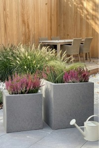 Zestaw 2 nowoczesnych donic kwadratowych 40 i 50 cm w efekcie kamienia | Pixel Pot z półką | Monumo