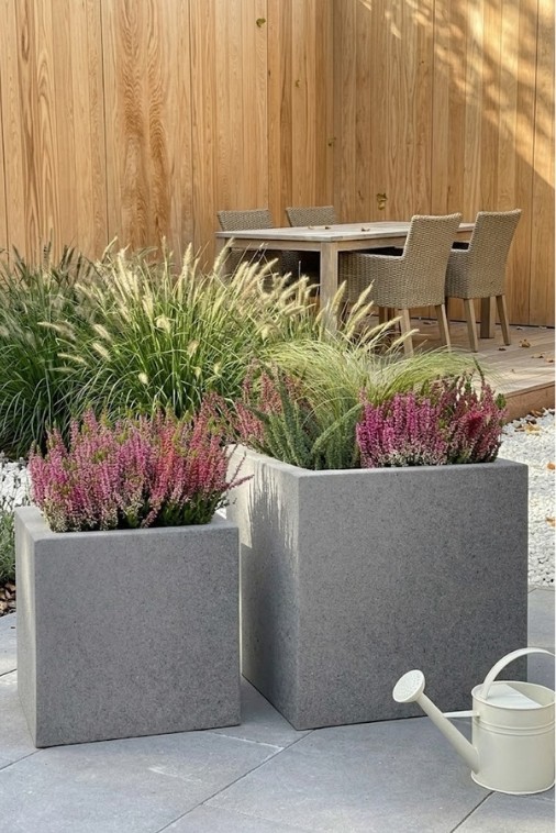 Zestaw 2 nowoczesnych donic kwadratowych 40 i 50 cm w efekcie kamienia | Pixel Pot z półką | Monumo