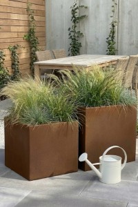Zestaw 2 nowoczesnych donic kwadratowych 40 i 50 cm w efekcie corten | Pixel Pot z półką | Monumo