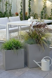 Zestaw 2 nowoczesnych donic kwadratowych 40 i 50 cm szarych | Pixel Pot z półką | Monumo