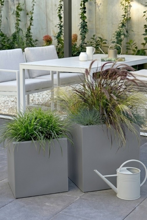 Zestaw 2 nowoczesnych donic kwadratowych 40 i 50 cm szarych | Pixel Pot z półką | Monumo