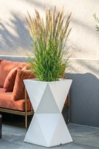 Wysoka donica na taras Valencia pełna 70 cm biała | Monumo