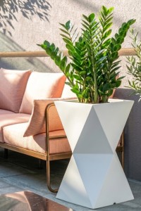 Wysoka donica na taras Valencia z półką 70 cm biała | Monumo