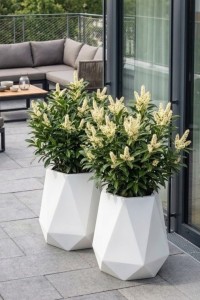 Zestaw 2 nowoczesnych donic na taras 54 cm białych | Flavi z półką | Monumo