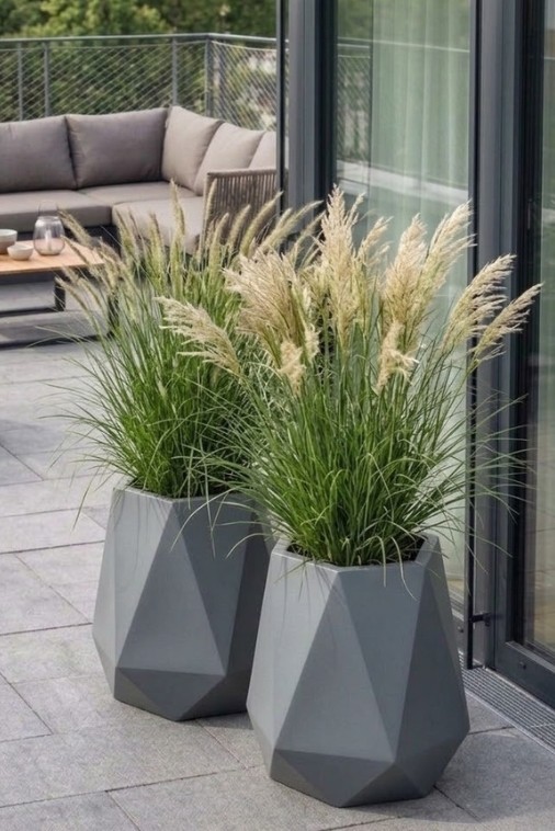 Zestaw 2 nowoczesnych donic na taras 54 cm szarych | Flavi z półką | Monumo