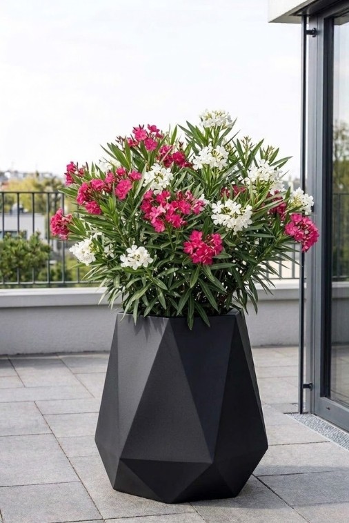 Nowoczesna geometryczna donica ogrodowa 54 cm czarna | Flavi z półką | Monumo