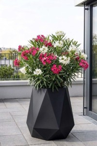 Nowoczesna geometryczna donica ogrodowa 54 cm czarna | Flavi pełna | Monumo