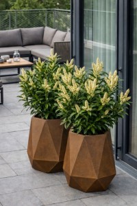 Zestaw 2 nowoczesnych donic na taras 54 cm efekt corten | Flavi z półką | Monumo