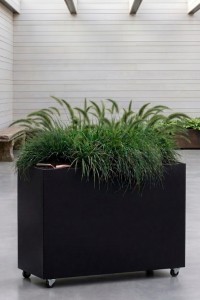 Prostokątna donica na kółkach ogrodowa 100 cm czarna | Longerino z półką | Monumo