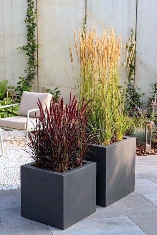 Zestaw 2 nowoczesnych donic kwadratowych 40 i 50 cm antracytowych | Pixel Pot z półką | Monumo