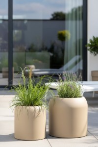 Zestaw okrągłych donic ogrodowych 39 i 46 cm beżowych | Ambienti pełna | Monumo