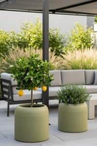 Zestaw okrągłych donic ogrodowych 39 i 46 cm oliwkowych | Ambienti pełna | Monumo