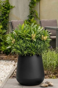 Duża donica ogrodowa 50 cm czarna | Lago z półką | Monumo