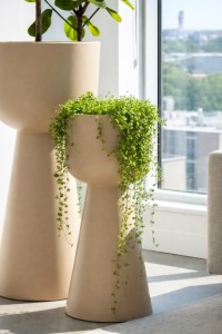 Wysoka donica ogrodowa kielich 65 cm beżowa | Zendo z półką | Monumo