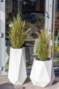 Komplet 2 nowoczesnych donic tarasowych białych 75 cm i 54 cm | Siena i Flavi z półką | Monumo