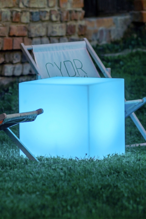 Podświetlana lampa LED ogrodowa na taras kostka 50 × 50 cm – RGB + pilot | Kubik light | Monumo