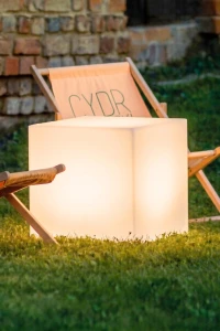 Podświetlana lampa LED ogrodowa na taras kostka 50 × 50 cm – barwa ciepła | Kubik light | Monumo