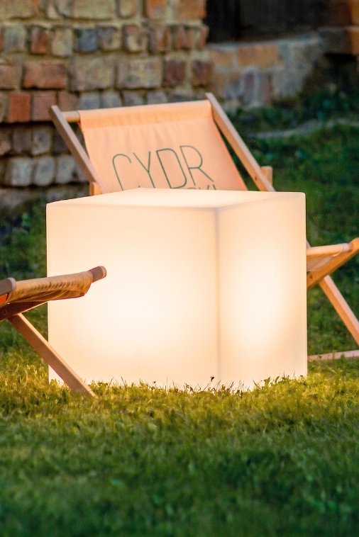 Podświetlana lampa LED ogrodowa na taras kostka 50 × 50 cm – barwa ciepła | Kubik light | Monumo